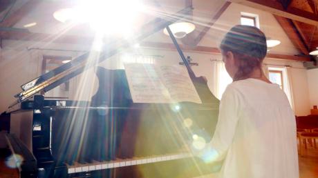 Sonnenbeschienenes Klavierspiel bei Jugend musiziert: Maria Neuner aus Unterammergau.