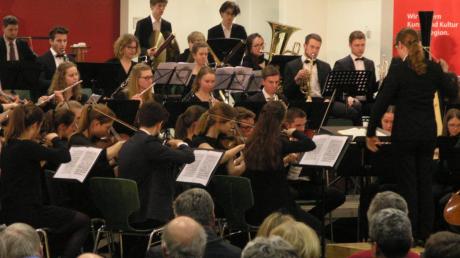Auch Dirigieren will gelernt sein: Das Schulmusikerorchester der Hochschule für Musik und Theater München gab ein Gastspiel am IKG. 	