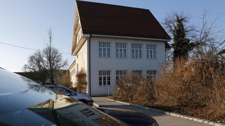 Im zweiten Stock der alten Schule in Rott sind die Hubertusschützen seit 1987 beheimatet. Jetzt wollen sie auch die erste Etage „erobern.