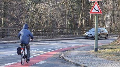 Die neue Bergstraße soll in den Sommerferien so umgebaut werden, dass sie für Radfahrer und Fußgänger sicherer wird.