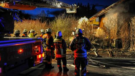 Ein Holzhaus hat am Sonntagabend in der Ummendorfer Straße in Pürgen gebrannt.