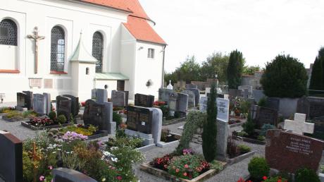 Auf den Friedhöfen Issing (Bild), Mundraching, Pflugdorf und Stadl sollen Urnen-Stelen aufgestellt werden. 
