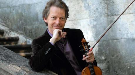 Auf drei Violinen aus drei Jahrhunderten spielt der Geigen-Virtuose Ingolf Turban im Gemeindehaus der Christuskirche Werke von Brahms. 