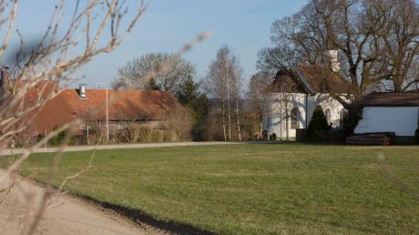 Hier bei dem Grundstück nahe St. Sebastian in Finning fordert ein Landwirt, der Hinterlieger ist, dass der Weg verbreitert wird. 	