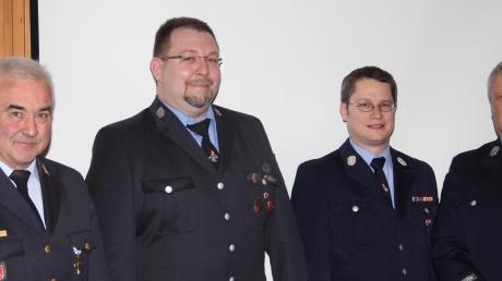 Stolz auf die Greifenberger Feuerwehr ist Kreisbrandrat Johann Koller (links), der den scheidenden Vorsitzenden Hermann Schneider (rechts) auszeichnete und dem neuen Vorsitzenden Peter Breunig (Zweiter von links) gratulierte, zwischen den beiden steht Kommandant Florian Pitzl. 	 	