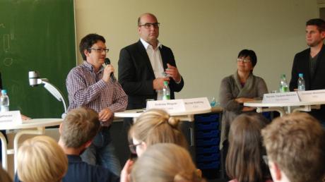 Stellten sich den Schülerfragen (von rechts): Christian Winklmeier, Kerstin Täubner-Benicke, Michael Kießling und Andreas Wagner. Links Moderator und Schülersprecher Felix Ungeheuer. 	