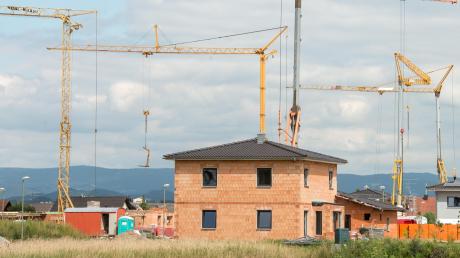Häuser mit flachen Walmdächern („Toskana-Stil“) werden auch in Bayern gerne gebaut. Eresing bleibt vorerst weiterhin frei von solchen Neubauten – so will es die Mehrheit des Gemeinderats.