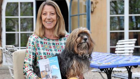 Ihr neues Kinderbuch „Die Kunstschnüffler und elf geraubte Frauen“ freut  Manuela von Perfall, mit Hund Viva (Havaneser). Er ist die Vorlage für Hund den Zack im Buch.