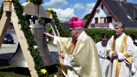 Als ein besonderes Fest erwies sich in Ummendorf die Weihe der neuen, rund neun Zentner schweren  Michaelsglocke. Das Foto zeigt bei der Weihe-Zeremonie Bischofsvikar Domkapitular Prälat Karl-Heinz Knebel.