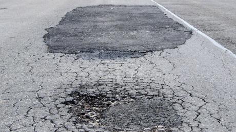 Wenn Straßen Schäden aufweisen, steht häufig eine Sanierung an. Dann müssen bei Innerortsstraßen die Anlieger mitbezahlen.