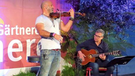 Alessandro Quarta bei seinem Auftritt in Hofstetten, zusammen mit dem Gitarristen Franco Chirivi. 