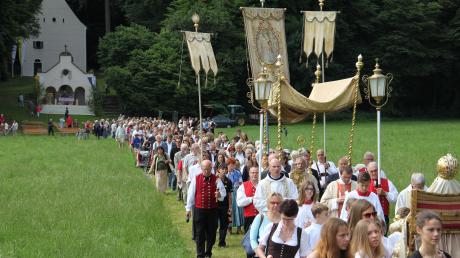 Mit einer Prozession von der Ulrichkapelle ging es zurück zur Kirche St. Ulrich, wo es noch den eucharistischen Segen mitten unter Gerüsten gab.