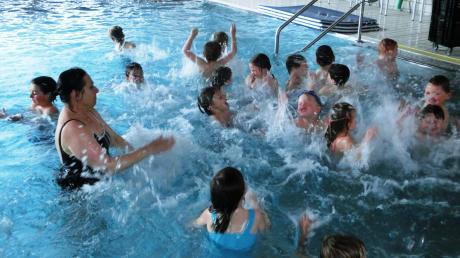 Keine Angst vor Wasser haben die Kindergartenkinder aus Kinsau, dank der Schwimmkurse, die Irmgard Latzko anbietet. 