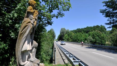Die Brücke über den Lech zwischen Apfeldorf und Kinsau soll saniert werden. Das Staatliche Bauamt hat angeboten, sie zu verbreitern, damit ein Geh- und Radweg errichtet werden kann. 