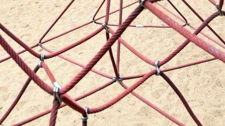 Kinder balancieren gerne auf dicken Seilen. In Eresing hat nun ein Unbekannter auf einem Spielplatz ähnliche Kletterseile angeschnitten. Ein Kind fiel herab und verletzte sich leicht, weil ein Seil riss. 
