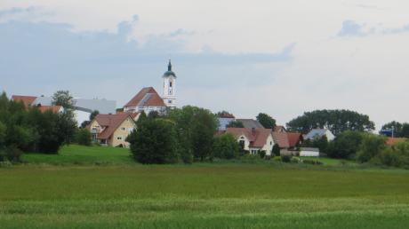 Die Ortsansicht von Egling mit der Pfarrkirche St. Vitus.