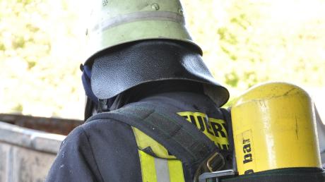 Atemschutzgeräteträger haben am Samstag in Neugreifenberg das Ventil eines Stickstofftanks geschlossen. Damit war eine mögliche Gefahr gebannt.