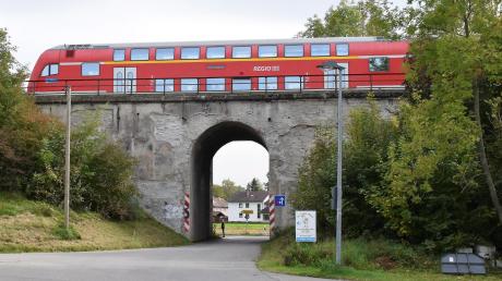 Die Bahnüberführung an der Burgstallstraße Untermühlhausen soll nach Aussage der Bahn durch ein völlig neues und modernes Bauwerk ersetzt werden. Pläne und Zeitplan wurden jetzt im Penzinger Gemeinderat vorgestellt.
