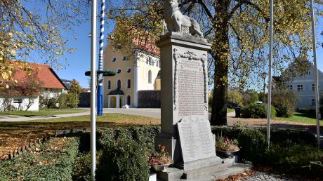Auch das Kriegerdenkmal, die Kirche St.Ulrich und das Pfarrhaus schauten sich die Teilnehmer beim Rundgang durch Eresing an.