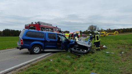 Bei einem Unfall auf der Staatsstraße zwischen Dettenhofen und Obermühlhausen sind gestern Vormittag drei Personen schwer verletzt worden. 