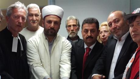 Zwei Vertreter der Landsberger Geistlichkeit, Detlev Möller (evangelische Kirche) und Imam Ünal Daglar, sowie (von links) Mehmet Bayiryüzü und Fikret Günan gaben den neuen Gebetsraum im Klinikum frei. 