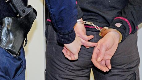 Mit illegalem Gepäck schwarzgefahren: In Kutzenhausen wurde ein 26-Jähriger festgenommen.