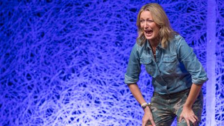 Monika Gruber wieder mal in Landsberg: Wie immer allein auf der Bühne, redet sie wie ein Wasserfall, verspricht sich fast nie und erzählt stundenlang zu Freude der Zuhörer ihre Geschichten.