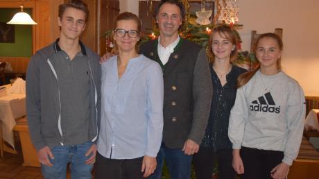 Die neuen Wirtsleute im Gasthof zur Post in Pestenacker: Krystina Eberl (Zweite von links) mit ihrer Familie, Sohn Georg junior, Ehemann Georg und die Töchter Anna und Amalia. 