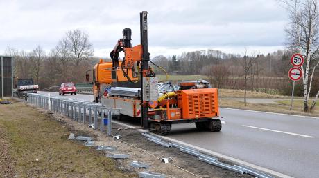 Auf der Staatsstraße bei Pürgen werden momentan Leitplanken angebracht. Während der Arbeiten wird der Verkehr einspurig mit einer Ampelanlage geregelt.
