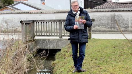 Herwig Stuckenberger vom Verein Kulturlandschaft Ammersee hat eine Dokumentation der Dießener Bäche verfasst. Hier steht er an der Abzweigung des Feuerkanals vom Mühlbach südwestlich des Klosterhofs. 
