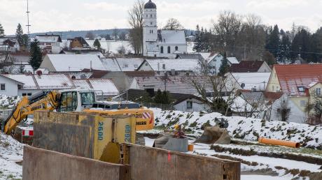 Im neuen Baugebiet „Bergfeld“ in Petzenhausen war es wegen Problemen mit der Oberflächenentwässerung zu Verzögerungen gekommen. Doch jetzt sind die Erschließungsarbeiten in vollem Gange.