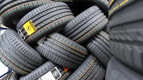 Mehrere Lkw-Reifen sind von einem Firmengelände in Nersingen gestohlen worden.