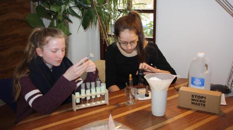 Aurelie Zimmermann aus Egling (links) und Leonie Prillwitz aus Friedberg untersuchten Rückstände von Mikrofasern im Abwasser. 