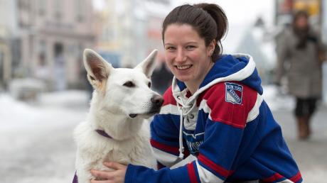 Die gebürtige Füssenerin Franziska Albl – hier mit Hund Lahja – ist vor Kurzem zu den Riverkings gewechselt. Die 22-Jährige ist Eishockey-Nationalspielerin.