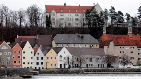 Für den Anbau und die Erweiterung der Schlossbergschule in Landsberg (Gebäude oben im Bild) werden nach aktuellem Stand fast 34 Millionen Euro benötigt. Vier Stadträte fordern nun eine Finanzierungsübersicht.