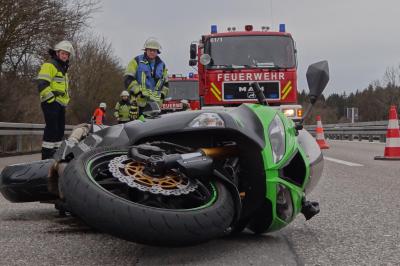 Unfall auf der A96: Motorradfahrerin stirbt