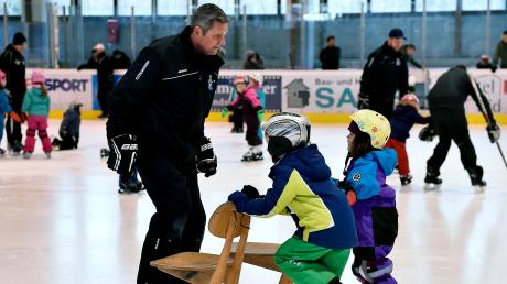 Thomas Blaschta zeigt den Kindern die ersten Schritte auf dem Eis. 