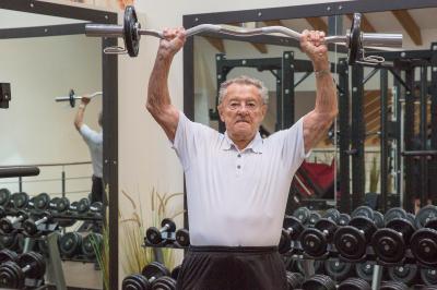 Mit 67 Jahren ging er zum ersten Mal ins Fitnessstudio