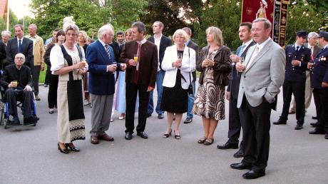 Altbürgermeister Georg Stork (Zweiter von links) bei der Verabschiedung seines Nachfolgers Hans Keller (rechts) im Jahr 2008. Auf dem Foto ist auch Thaining aktueller Bürgermeister Leonhrad Stork (Zweiter von rechts) zu sehen.