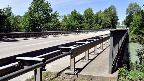 Die Lechbrücke zwischen Apfeldorf und Kinsau ist ab Montag komplett gesperrt. Nach Angaben des Staatlichen Bauamts Weilheim muss das Bauwerk instandgesetzt werden. Die Umleitung erfolgt im Norden über Mundraching.