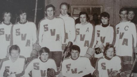 Die Eishockeymannschaft des SV Apfeldorf im Jahr 1972. 