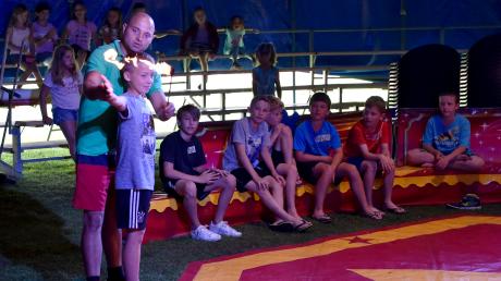 Im Zirkuszelt an der Grundschule Lengenfeld bereitet Benjamin Hein einen Schüler auf die Fakir-Nummer vor. Rund 150 Mädchen und Buben können heute und am Freitag bei den Vorstellungen bewundert werden. 