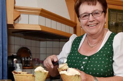 Zuckerguss: Rosina Heinle aus Kaufering stellt ihre Eiswaffeln selbst her