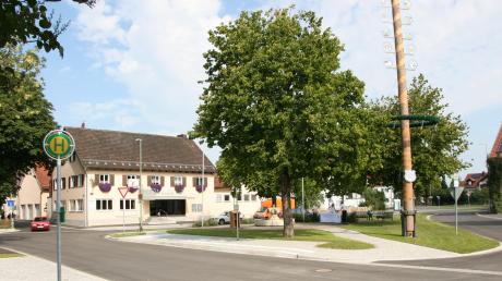 Der neu gestaltete Dorfplatz in Prittriching unmittelbar vor der Feierstunde, bei der der Dorfmittelpunkt ganz offiziell für den Verkehr freigegeben wurde. 
