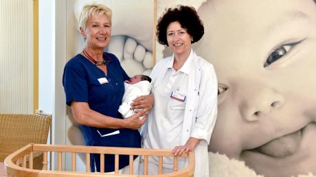 Am Klinikum Landsberg gibt es immer mehr Entbindungen. Unser Foto zeigt Hebamme Margit Redmann (links) und Chefärztin Dr. Britt Kerler mit dem kleinen William Adom.