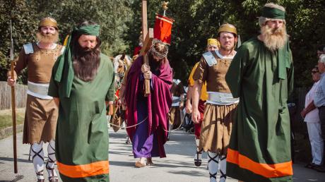 Die Stumme Prozession mit Szenen aus der Bibel sind fester Bestandteil des Vilgertshofer Festes dazu. Es ist das Titularfest der Marianischen Bruderschaft und wird seit dem Jahr 1708 gefeiert.