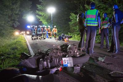 Zwei Motorradfahrer sterben bei Unfall im Wald
