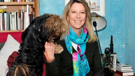 Manuela von Perfall starb völlig überraschend im Alter von 66 Jahren. Hier im Bild mit ihrem Hund Viva.
