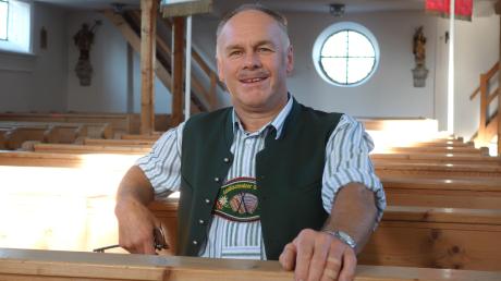 Anton Auer aus Stoffen war 35 Jahre ehrenamtlich in der Trachtenbewegung aktiv. In seinem Ruhestand hat er noch eine zweite Aufgabe übernommen. Er ist Mesner in der Pfarrkirche Mariae Heimsuchung.