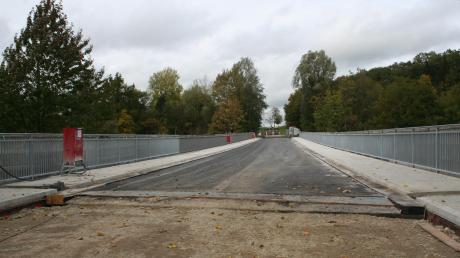 Noch ist die Lechbrücke zwischen Apfeldorf und Kinsau eine Baustelle. In knapp zwei Wochen soll der Verkehr dort wieder rollen. Die Arbeiten hatten sich verzögert, weil bei der Sanierung festgestellt wurde, dass die Statik des Bauwerks nicht in Ordnung war.